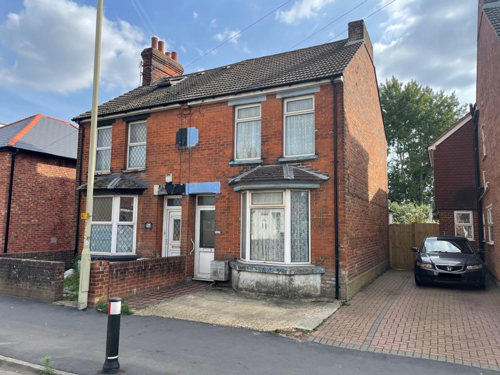 Lot: 65 - THREE-BEDROOM SEMI-DETACHED HOUSE FOR TOTAL REFURBISHMENT -